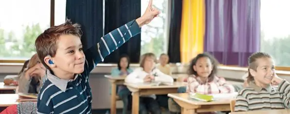 کم شنوایی مانع مشارکت فعال در آموزش و در نتیجه سبب افت تحصیلی می شود.