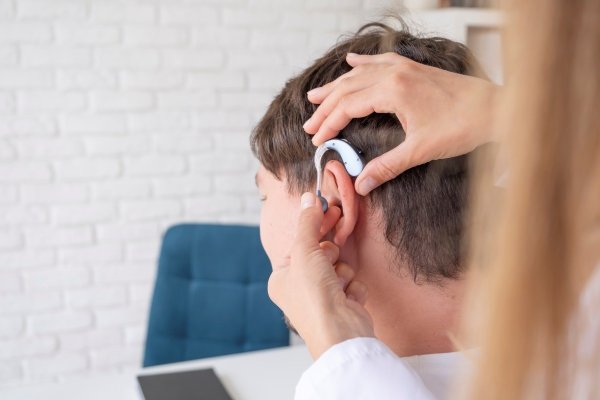 راهکارهای خانگی برای حل مشکل سوت زدن سمعک