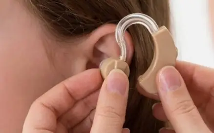 نکات مهم قبل از پرواز برای افرادی که از سمعک استفاده می‌کنند| کلینیک سمعک اقدسیه